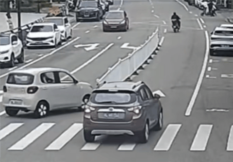 新手女司机上路过度紧张酿事故：逆行、撞护栏、怼上花坛才停