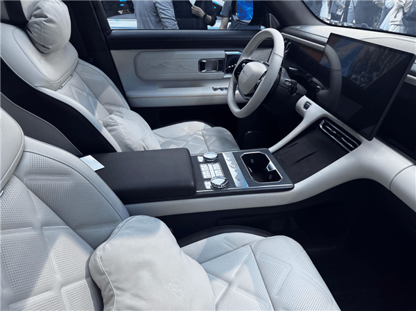 瑞虎X概念车亮相北京车展！奇瑞把旗舰搬上台面 外观设计是一绝