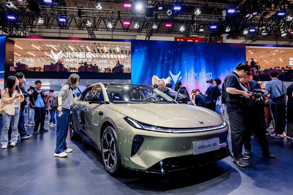 億緯鋰能攜大圓柱電池亮相2026北京車展