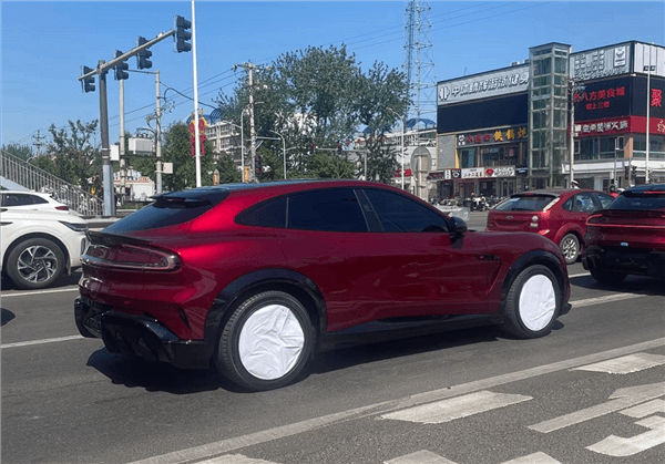 千匹马力、续航超700km！车厘子红小米YU7 GT实车曝光