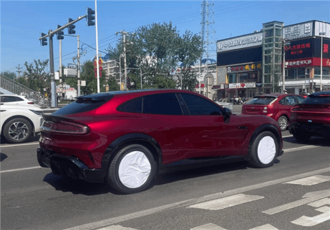 千匹马力、续航超700km！车厘子红小米YU7 GT实车曝光