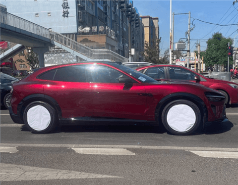 千匹马力、续航超700km！车厘子红小米YU7 GT实车曝光