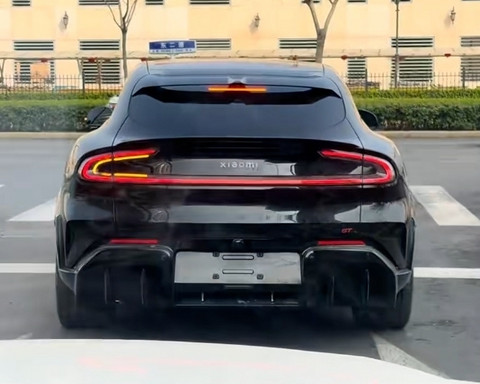 千匹马力、续航超700km！车厘子红小米YU7 GT实车曝光