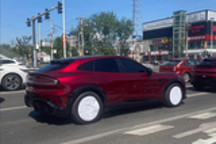 续航超700km 车厘子红小米YU7 GT实车曝光