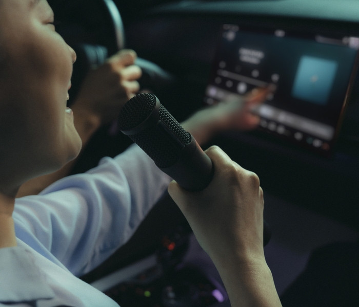 哈曼推出AI驱动的车载卡拉OK平台Sing Drive
