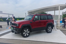 北京越野BJ40增程长续航版上市 17.98万元起