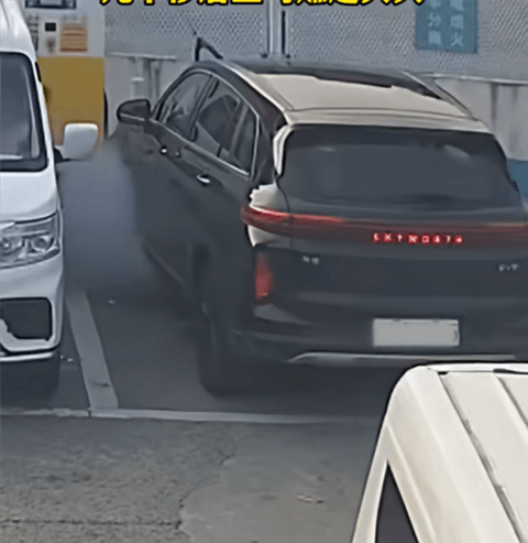 充电真不能坐车里!充电时突然冒起浓烟 车主下车几十秒后窜出大火