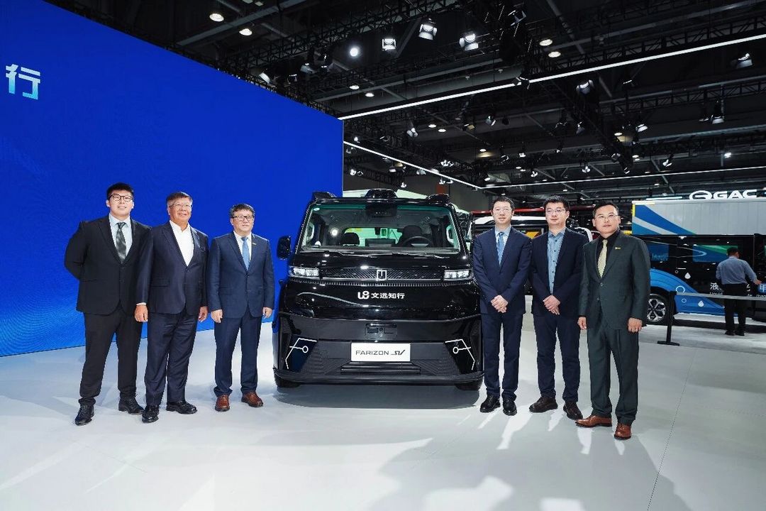 驶入右舵市场，Robotaxi全球化竞争升级