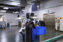 银河通用Galbot S1，进入宁德时代打工