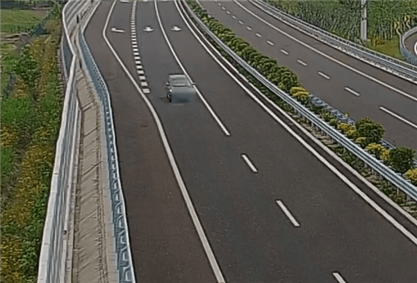 SUV定速巡航失效、刹车失灵 高速上120km/h狂飙！交警紧急解救