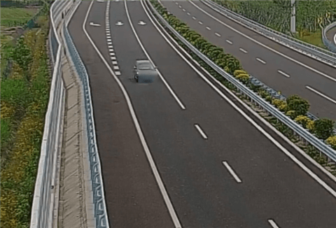 SUV定速巡航失效、刹车失灵 高速上120km/h狂飙!交警紧急解救