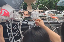 广西洪灾小区停电！比亚迪外放电立功 车身插满手机充电器