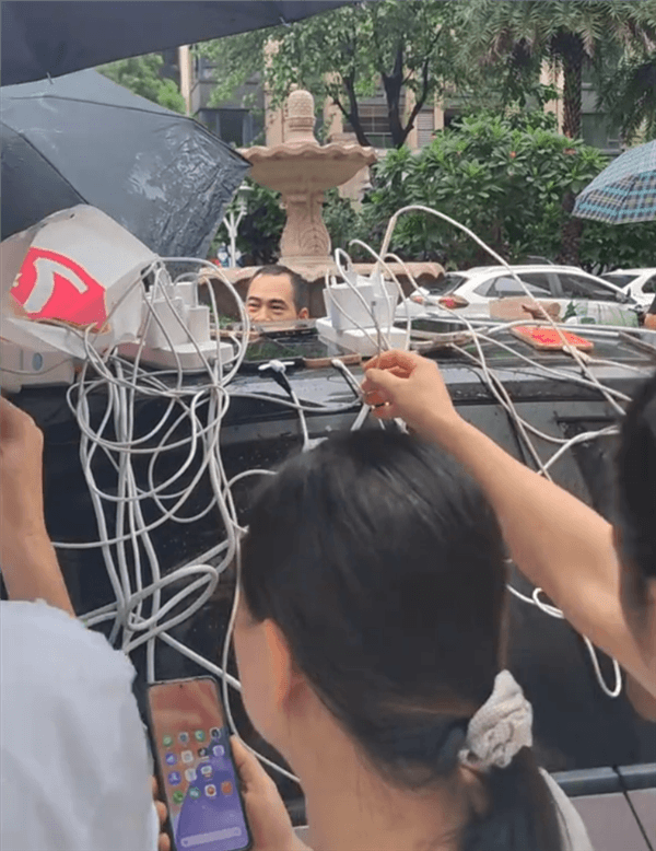 广西洪水致小区停电!比亚迪外放电立大功 车身插满手机充电器