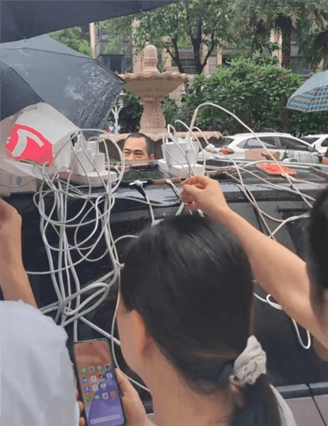 广西洪水致小区停电!比亚迪外放电立大功 车身插满手机充电器