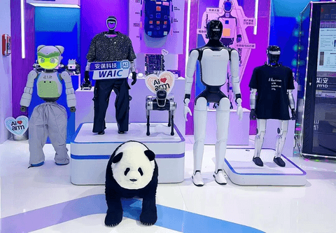 WAIC 2026 | 情感交互人形机器人“爱湫”亮相