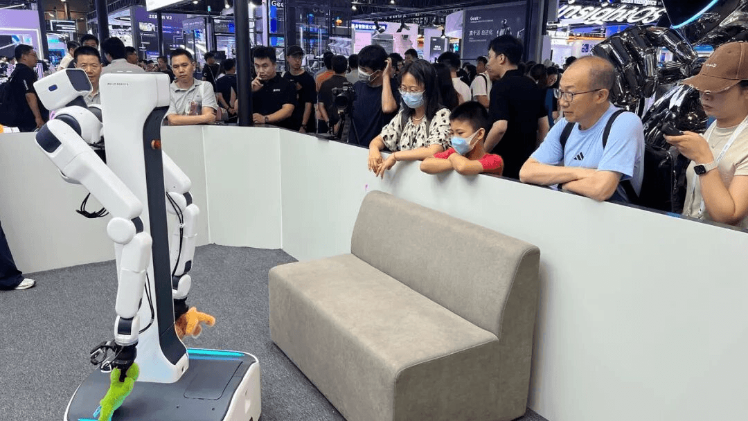 WAIC 2026 | 思灵机器人展出多款人形产品，冲刺10万台量产关口