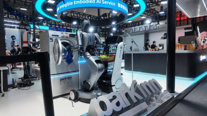 WAIC 2026擎朗具身社区开张：人形机器人真干活承包衣食住行