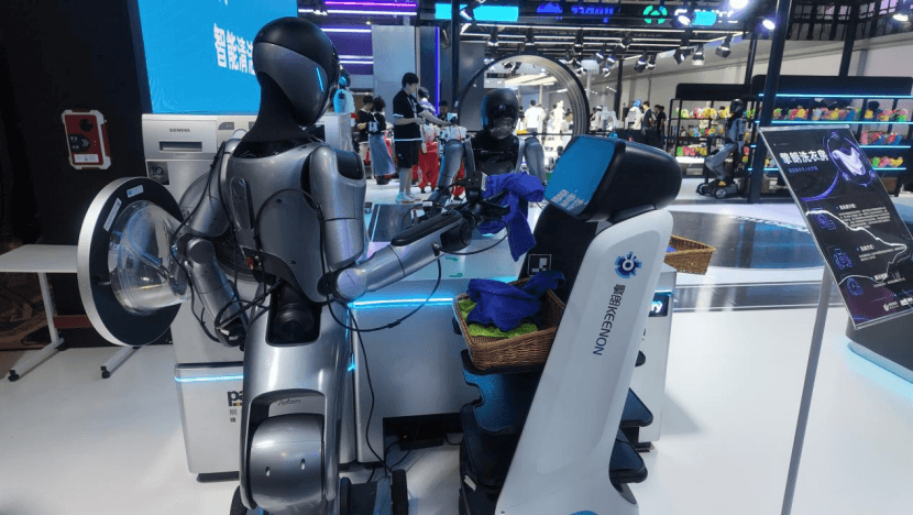 WAIC 2026擎朗具身社区开张：人形机器人真干活承包衣食住行