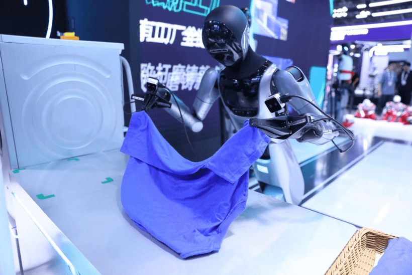 WAIC 2026擎朗具身社区开张：人形机器人真干活承包衣食住行