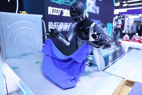 WAIC 2026擎朗具身社区开张：人形机器人真干活承包衣食住行