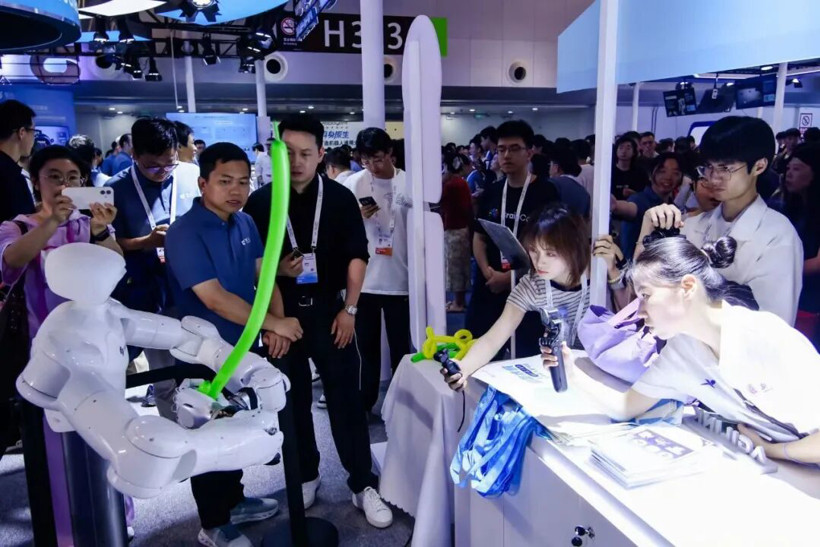 WAIC 2026 | 临界点集中展示灵巧操作全产品矩阵