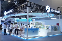 WAIC 2026 | 取药、衣物洗烘，穹彻智能机器人演示“真上班”