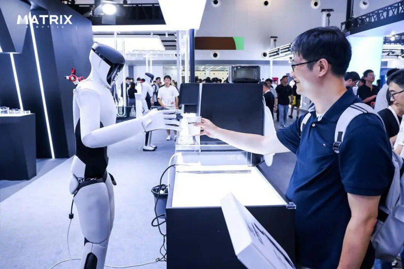 WAIC 2026 | 矩阵超智携MATRIX-3人形机器人亮相