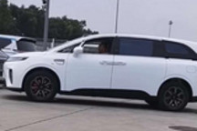 享界V8实车图曝光：预计售价30万起