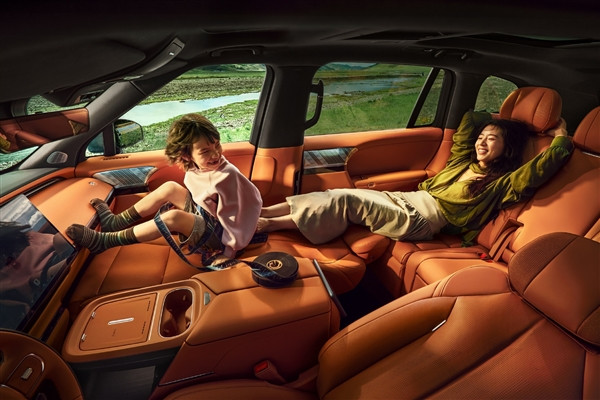 小鹏G9L内饰公布:首发AI主动贴合座椅 把头等舱搬进3米轴距的SUV里