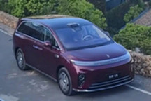 享界V8寰宇红车色亮相：增程版续航339km