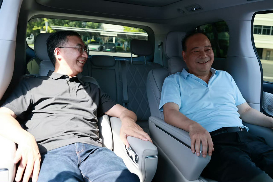 曾毓群成零跑D99车主，朱江明亲自交付