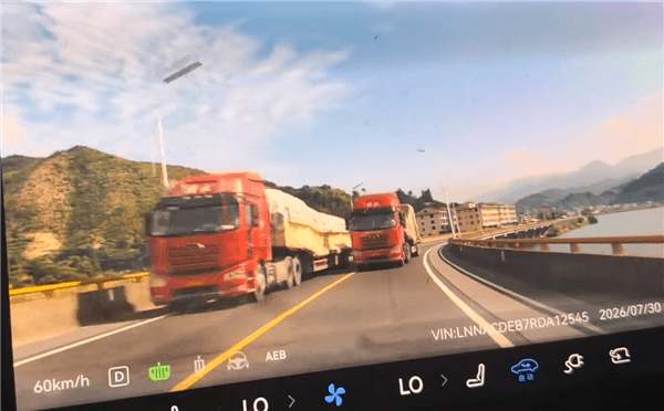 智界S7女车主大桥上遭遇逆行货车 华为智驾紧急介入救命