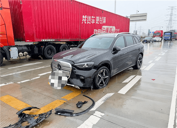 纯电奔驰GLC可发光前脸被大货车碰撞:定损46094元