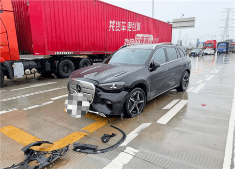 纯电奔驰GLC可发光前脸被大货车碰撞:定损46094元