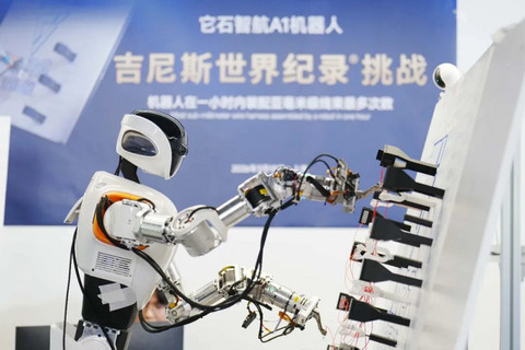 人形机器人的“分裂感”：热度破圈，落地“腿短”