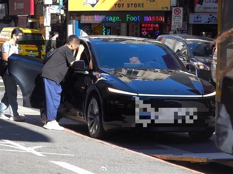 开Model X出事故人差点没了！林志颖四年后再坐特斯拉