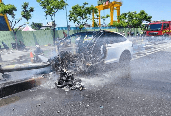 开Model X出事故人差点没了！林志颖四年后再坐特斯拉