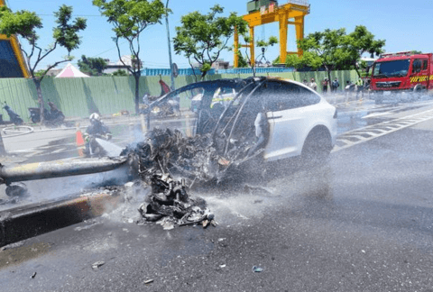 开Model X出事故人差点没了！林志颖四年后再坐特斯拉