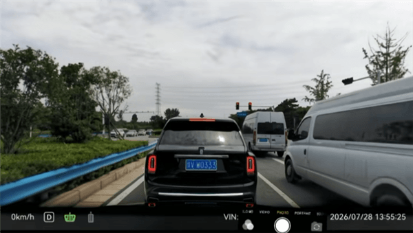 误踩油门小艺疯狂提醒“请抬脚”!车主:发现前车是库里南 全身都僵硬了