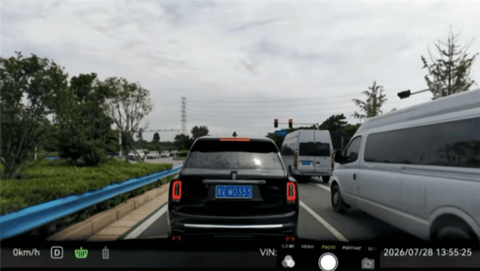 误踩油门小艺疯狂提醒“请抬脚”!车主:发现前车是库里南 全身都僵硬了