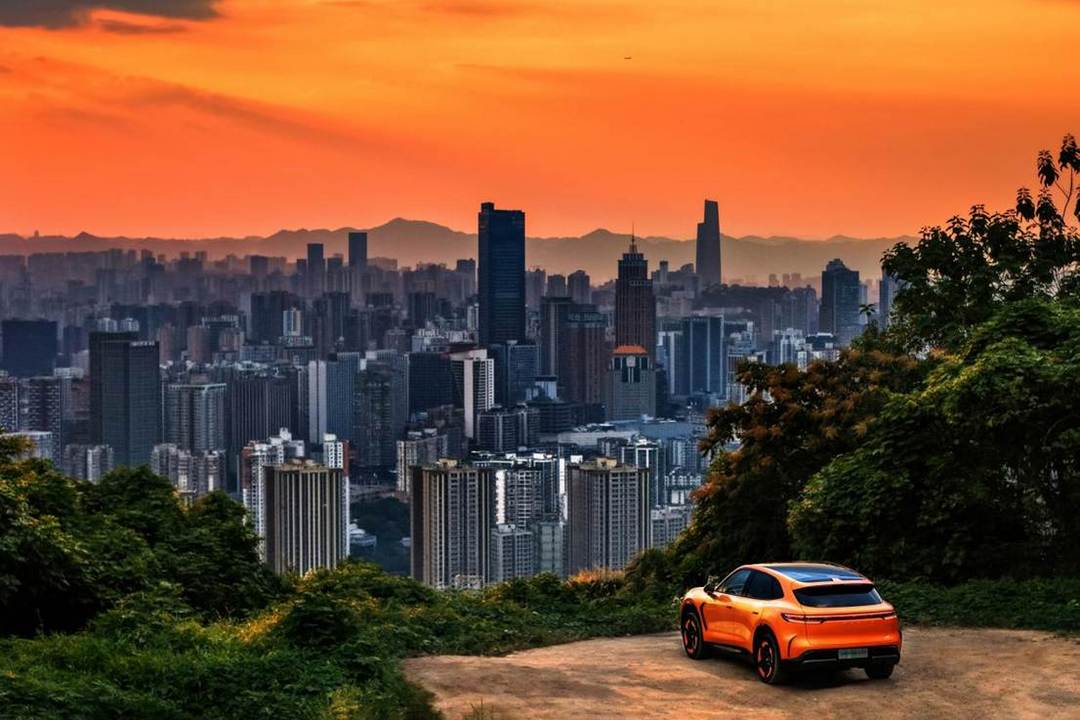 搭载华为乾崑智驾ADS 5 Pro 极狐阿尔法T7上市补贴价13.28万起