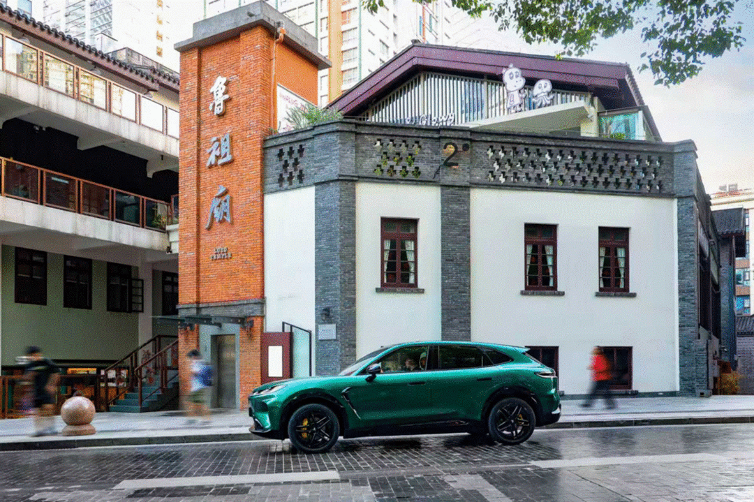 搭载华为乾崑智驾ADS 5 Pro 极狐阿尔法T7上市补贴价13.28万起