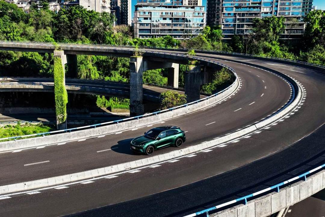 搭载华为乾崑智驾ADS 5 Pro 极狐阿尔法T7上市补贴价13.28万起