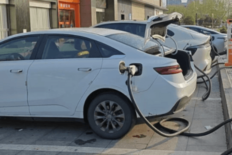 国庆充电排队预警:10月1日充电量7省创纪录 长深、沈海、沪昆最挤
