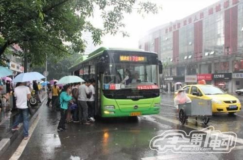 百輛恒通插電式氣電混合動力客車投入重慶公交運營