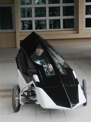台湾勤益科技大学展出自行研发的氢能燃料电动车