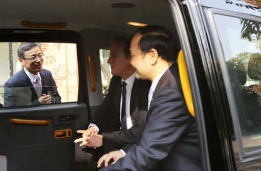 卡梅伦与李书福共同听取吉利控股集团副总裁、伦敦出租车公司董事长李东辉的汇报