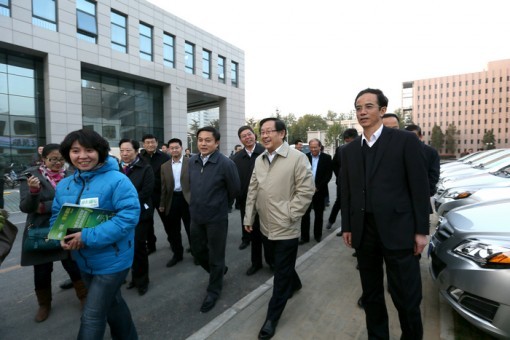 萬鋼在北京理工大學(xué)調(diào)研新能源汽車租賃站