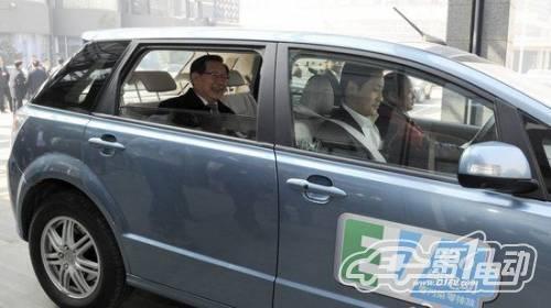 電動汽車圖片 科技部部長坐電動汽車”跑兩會”