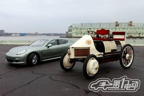 保時捷最早的混合車，邊上就是它最新的混合車PANAMERA S HYBRID (帕拿瑪 S混合動力車)。兩車哪個更好看，值得辯論。